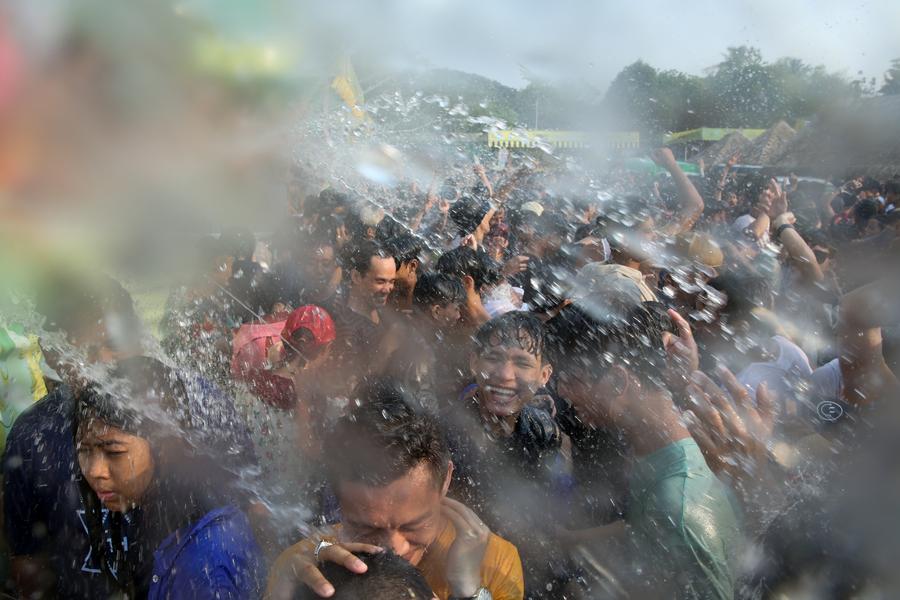 แน่นเอี๊ยด! ชาวบ้านเล่นสาดน้ำ รับ 'เทศกาลติงจัน' ในเมียนมา