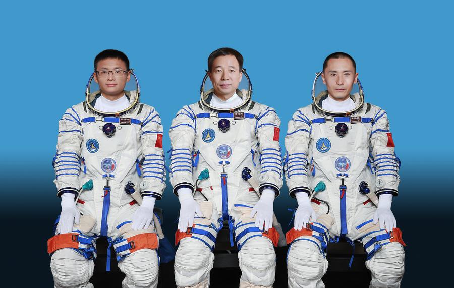 จีนมอบเหรียญรางวัลให้ทีมนักบินอวกาศเสินโจว-16
