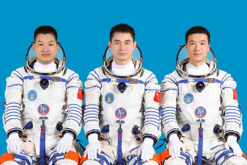 จีนเผยโฉมทีมนักบินอวกาศ 'เสินโจว-18' สานต่องานสถานีอวกาศ