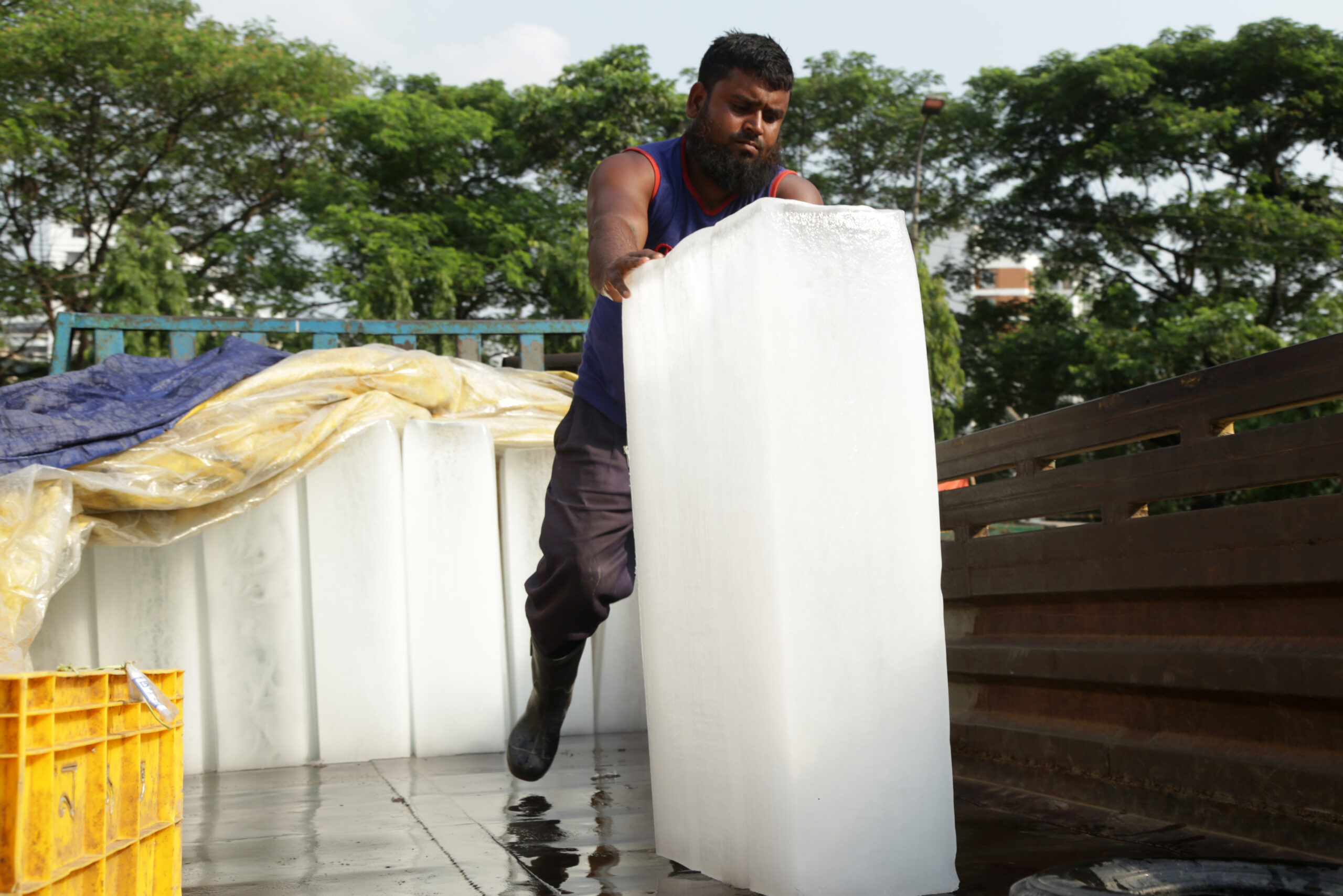คนงานเข็น 'น้ำแข็งก้อนโต' ตัวช่วยคลายร้อนในบังกลาเทศ