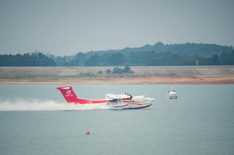 เครื่องบินสะเทินน้ำสะเทินบก AG600 ฝีมือจีน ทดสอบกู้ภัยทางน้ำเสร็จสิ้น