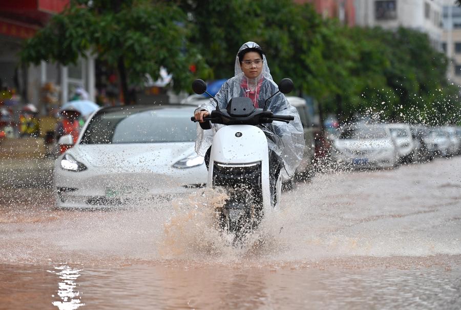 ประชาชนลุยน้ำท่วมขัง หลังฝนตกหนักในหนานหนิง