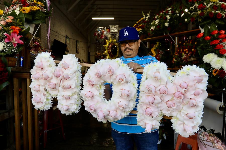 ผู้คนเลือกซื้อดอกไม้สีสดใสรับ 'วันแม่' ในสหรัฐฯ