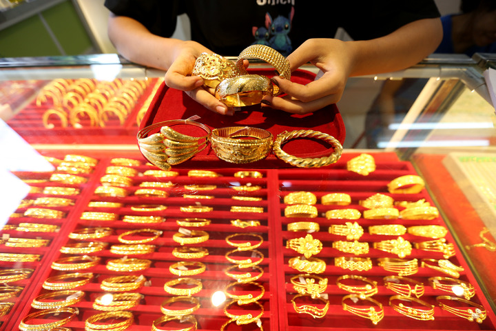ชาวเวียดนามแห่ซื้อ 'ทองคำ' หลังราคาทองพุ่งทะยาน
