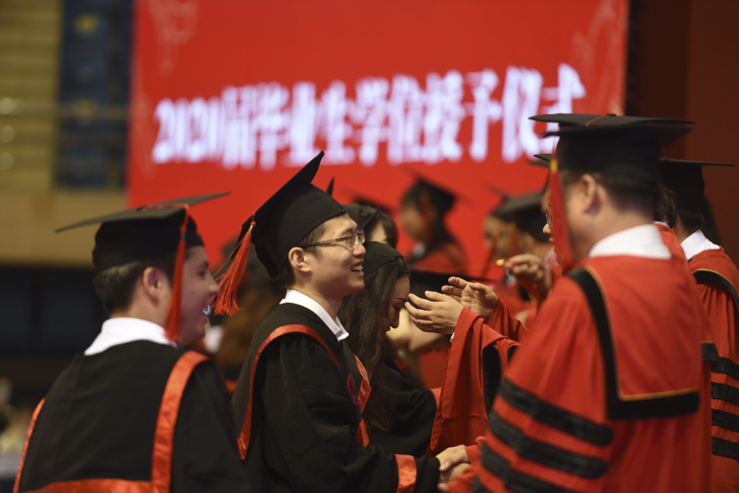จีนส่งเสริม 'บัณฑิตวิทยาลัย' อาสาช่วยพัฒนาภูมิภาคตะวันตก