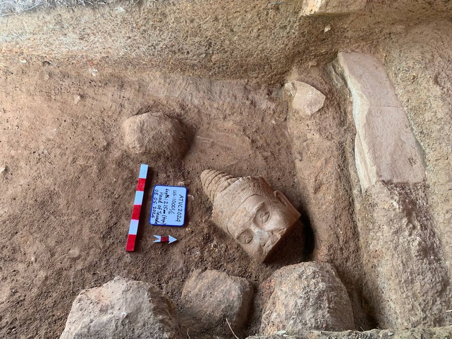 กัมพูชาขุดพบ 'เศียรรูปปั้นเทวา' ในนครวัด สร้างจากหินทราย อายุหลายร้อยปี