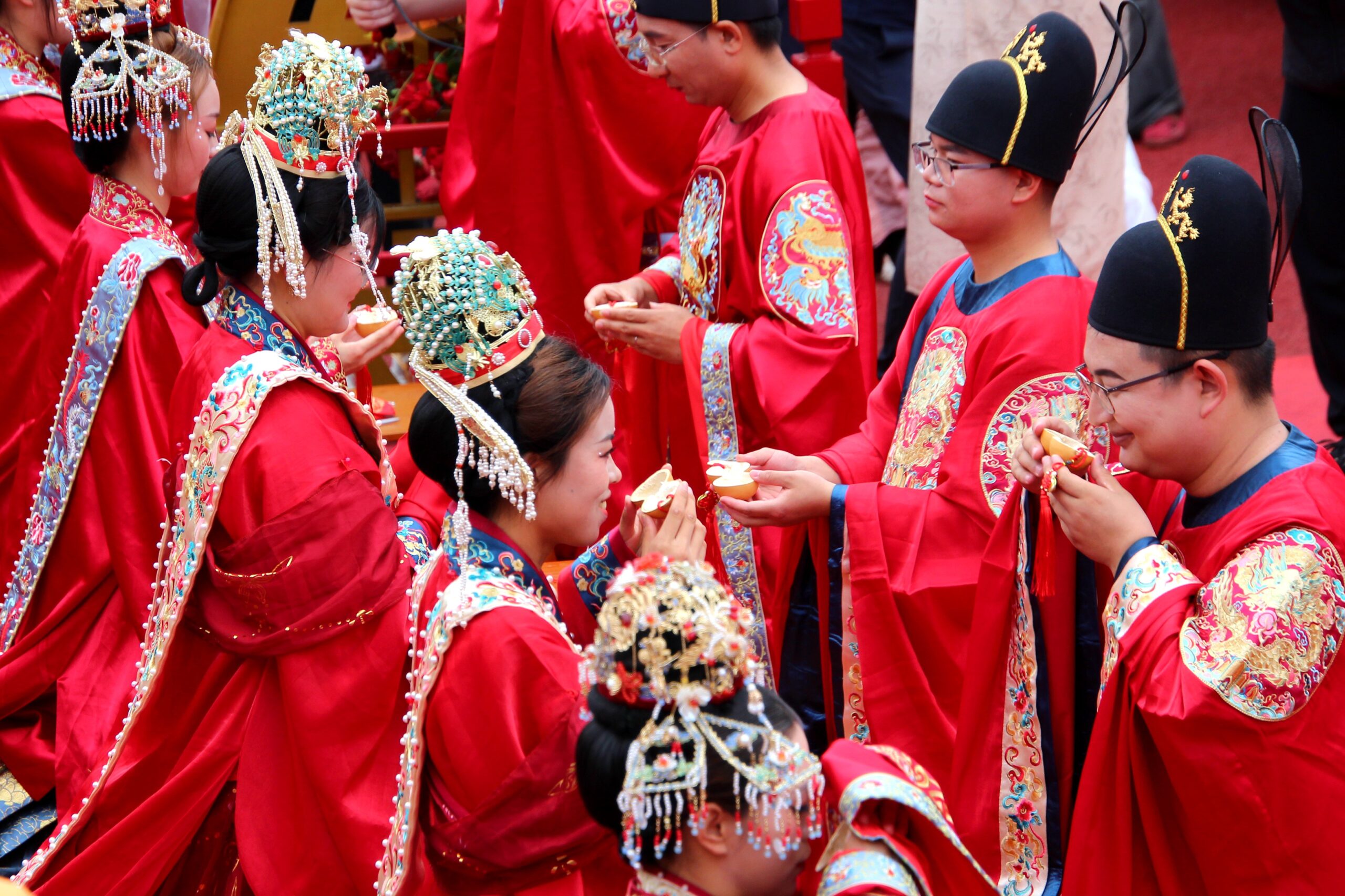 คู่รักจีน 10 คู่ 'แต่งงานหมู่' แบบดั้งเดิมในหูเป่ย