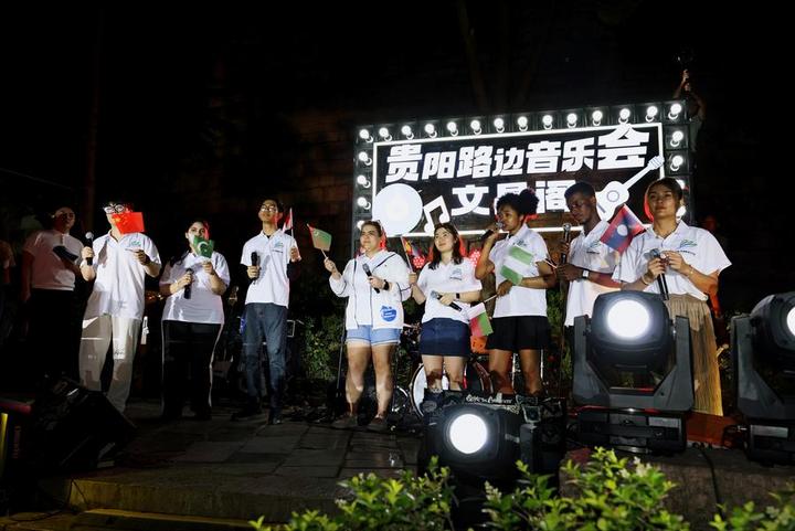 นักศึกษาไทยในจีน ร่วมสนุกงาน 'คอนเสิร์ตริมถนน' ในกุ้ยโจว