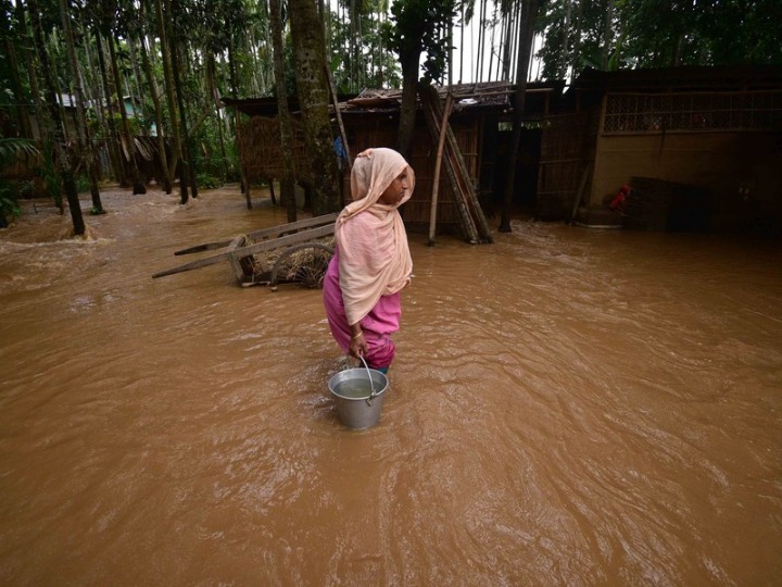Asia Album : ชาวบ้านรัฐอัสสัมลุยน้ำท่วม ผลพวง 'พายุริมาล'