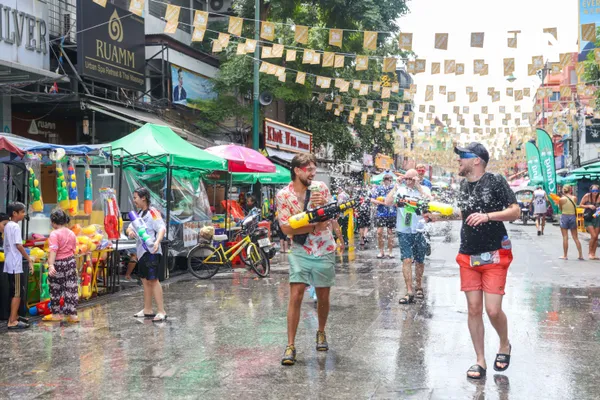 คึกคักสงกรานต์ข้าวสารวันแรก นทท. ทยอยออกมาเล่นน้ำฉุ่มฉ่ำ