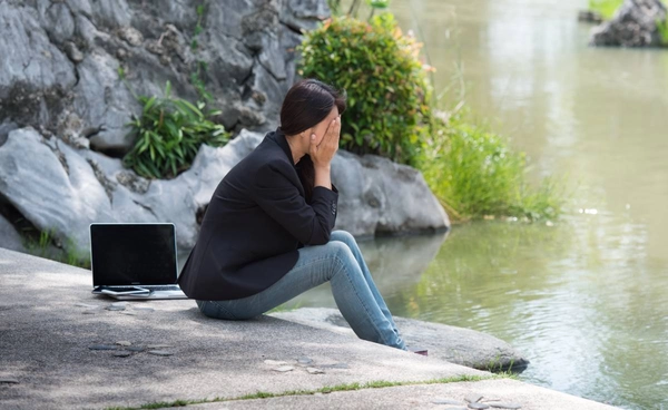รู้จักการถูก “Ghosting” อาการถูกทิ้ง ให้ไร้ตัวตน รับมือความสัมพันธ์แบบนี้อย่างไรดี