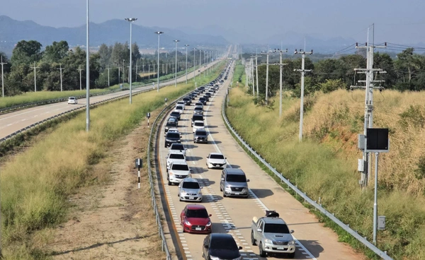 ปชช.ทยอยเดินทางกลับบ้าน  ช่วงวันหยุดยาวปีใหม่  ถนนมิตรภาพ-M6 รถหนาแน่น