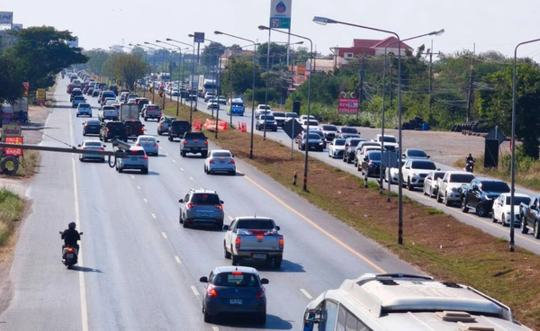 ปชช.เริ่มทยอยกลับกทม. สายอีสานถ.มิตรภาพปริมาณรถเริ่มหนาแน่น