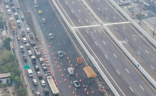 กรมทางหลวง เร่งคืนผิวจราจรทางหลักถนนพระราม 2 กม. 29 ถึง 32 รับรถขาเข้ากทม. กรมทางหลวง เร่งคืนผิวจราจรทางหลักถนนพระราม 2 กม. 29 ถึง 32 รับรถขาเข้ากทม.