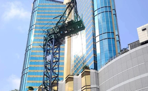 เครนถล่มย่านอโศก แขนทาวเวอร์เครนหล่นทับคนงาน เจ็บสาหัส 2 ราย