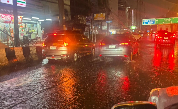 ฝนถล่มกรุง น้ำท่วมแจ้งวัฒนะ–ปากเกร็ด รถติดหนัก ฝนถล่มกรุง น้ำท่วมแจ้งวัฒนะ–ปากเกร็ด รถติดหนัก