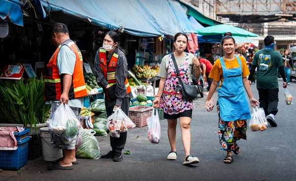 น้ำมันโลกพุ่ง 40% สินค้าไทยจะขึ้นตามแค่ไหน?  ใครกำลังแบกต้นทุนจริง