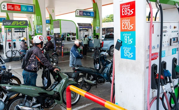 อัปเดตราคาน้ำมันล่าสุด ปตท.-บางจาก ขึ้นเบนซิน 1 บาท ดีเซล 0.70