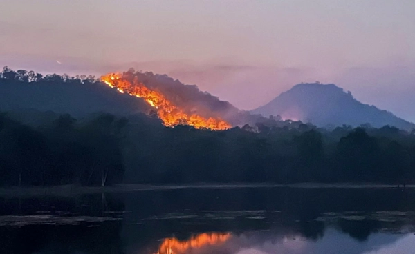 ไฟป่า “ภูดงหล่น”  ลุกลาม 2,000 ไร่ เสี่ยงเกิดระเบิดตกค้างในพื้นที่