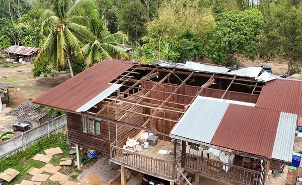 พายุฤดูร้อนถล่ม “นครพนม” บ้านเรือนเสียหายกว่า 500 หลัง พายุฤดูร้อนถล่ม “นครพนม” บ้านเรือนเสียหายกว่า 500 หลัง