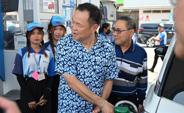 นายกฯ ลุยเดี่ยวสุ่มตรวจปั๊มธาตุพนม - กำชับสงกรานต์ต้องมีน้ำมันพอเพียง