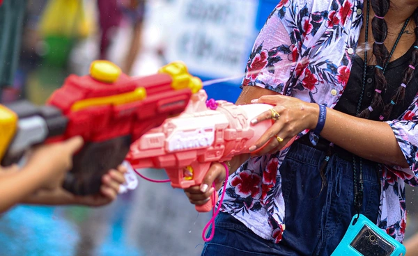 เช็ก 5 ข้อห้ามสงกรานต์ 2569 เล่นน้ำอย่างไรไม่ให้ละเมิดกฎหมาย เช็ก 5 ข้อห้ามสงกรานต์ 2569 เล่นน้ำอย่างไรไม่ให้ละเมิดกฎหมาย