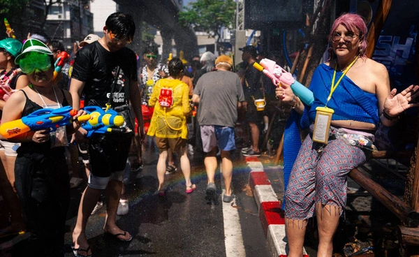 สงกรานต์สีลมวันแรกคึกคัก นักท่องเที่ยวแน่นถนน สงกรานต์สีลมวันแรกคึกคัก นักท่องเที่ยวแน่นถนน