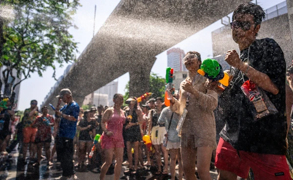 เปิดฉากสงกรานต์สีลมชุ่มฉ่ำ นักท่องเที่ยวทะลักเล่นน้ำ เปิดฉากสงกรานต์สีลมชุ่มฉ่ำ นักท่องเที่ยวทะลักเล่นน้ำ