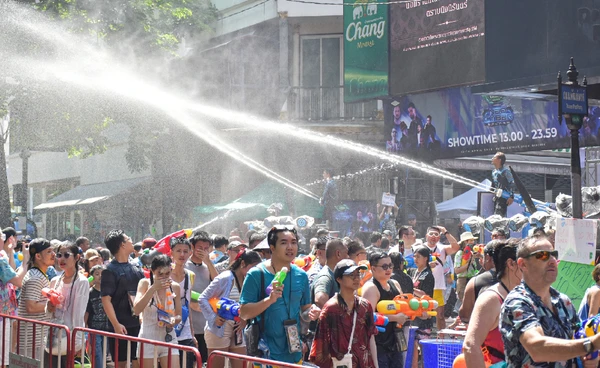 สีสัน “สงกรานต์” ถนนสีลมวันสุดท้ายยังคึกคัก