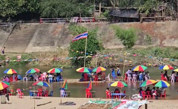 “ลำปาง” ร้อนมาก อุณหภูมิทะลุ 41 องศาฯ  นทท.แห่เล่นน้ำสงกรานต์