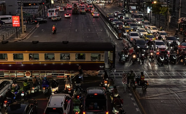 รถไฟพุ่งชนรถเมล์: วินัยหย่อน หรือกับดักผังเมือง? รถไฟผ่าเมือง ระเบิดเวลาที่รอวันซ้ำรอย