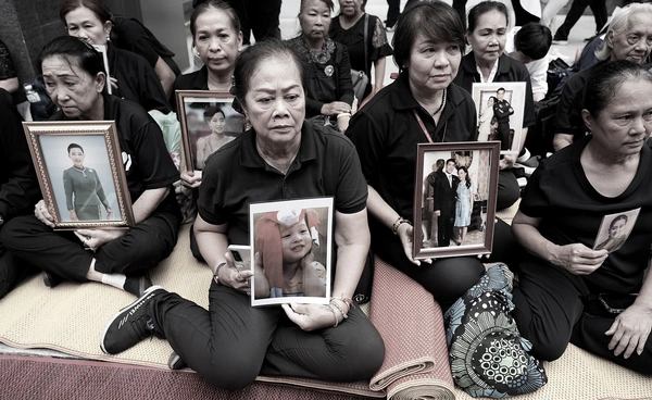 ประชาชนเนืองแน่นรอเฝ้ารับเสด็จฯ และถวายความอาลัยขบวนเชิญพระศพ
