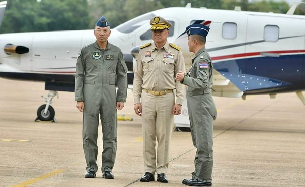 นายกฯ ขับเครื่องบินส่วนตัวเข้ากองบิน 1 โคราช พร้อมมอบนโยบาย 5 ด้าน นายกฯ ขับเครื่องบินส่วนตัวเข้ากองบิน 1 โคราช พร้อมมอบนโยบาย 5 ด้าน