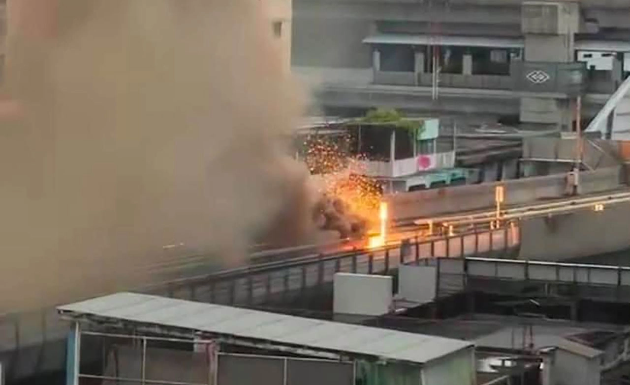 ไฟไหม้สายไฟฟ้ารางรถไฟฟ้า สถานีเตาปูน เจ้าหน้าที่เร่งควบคุมเพลิง ไฟไหม้สายไฟฟ้ารางรถไฟฟ้า สถานีเตาปูน เจ้าหน้าที่เร่งควบคุมเพลิง