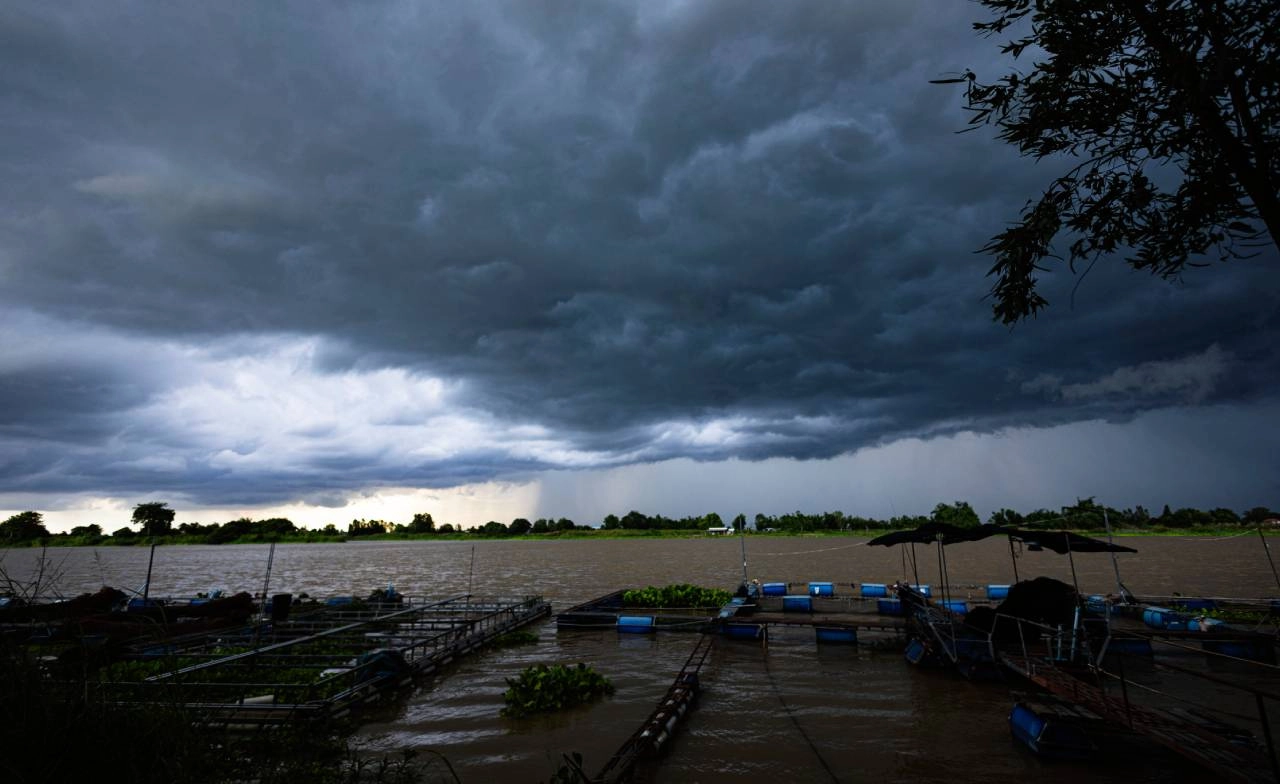 จับตาฝนถล่มหนัก 5 วัน สทนช.เร่งระบายน้ำ แต่ย้ำไม่รุนแรงเท่าปี 54