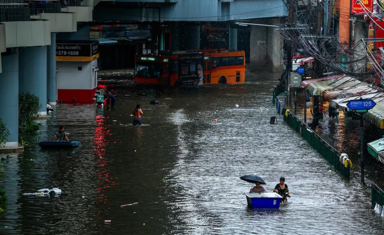 กทม.ฝนจะเริ่มซาเย็นนี้! “ชัชชาติ” มั่นใจ 2-3 วันคลี่คลาย สั่ง WFH วันจันทร์ ลดการเดินทาง กทม.ฝนจะเริ่มซาเย็นนี้! “ชัชชาติ” มั่นใจ 2-3 วันคลี่คลาย สั่ง WFH วันจันทร์ ลดการเดินทาง