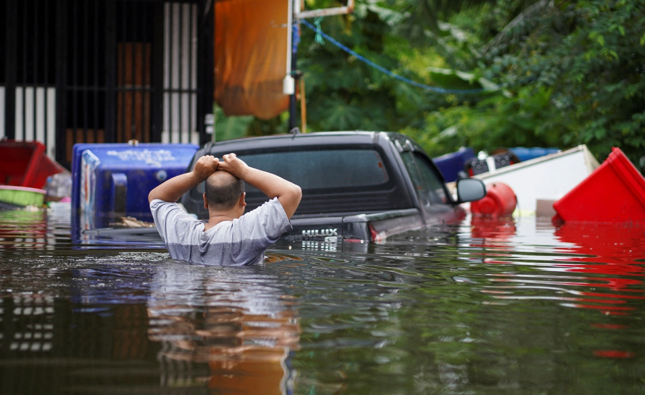 รัฐบาลเร่งเยียวยาน้ำท่วม เปิดลงทะเบียน 65 จ.–50 เขต กทม. ผู้ประสบภัยรับสูงสุด 88,600 บาท รัฐบาลเร่งเยียวยาน้ำท่วม เปิดลงทะเบียน 65 จ.–50 เขต กทม. ผู้ประสบภัยรับสูงสุด 88,600 บาท