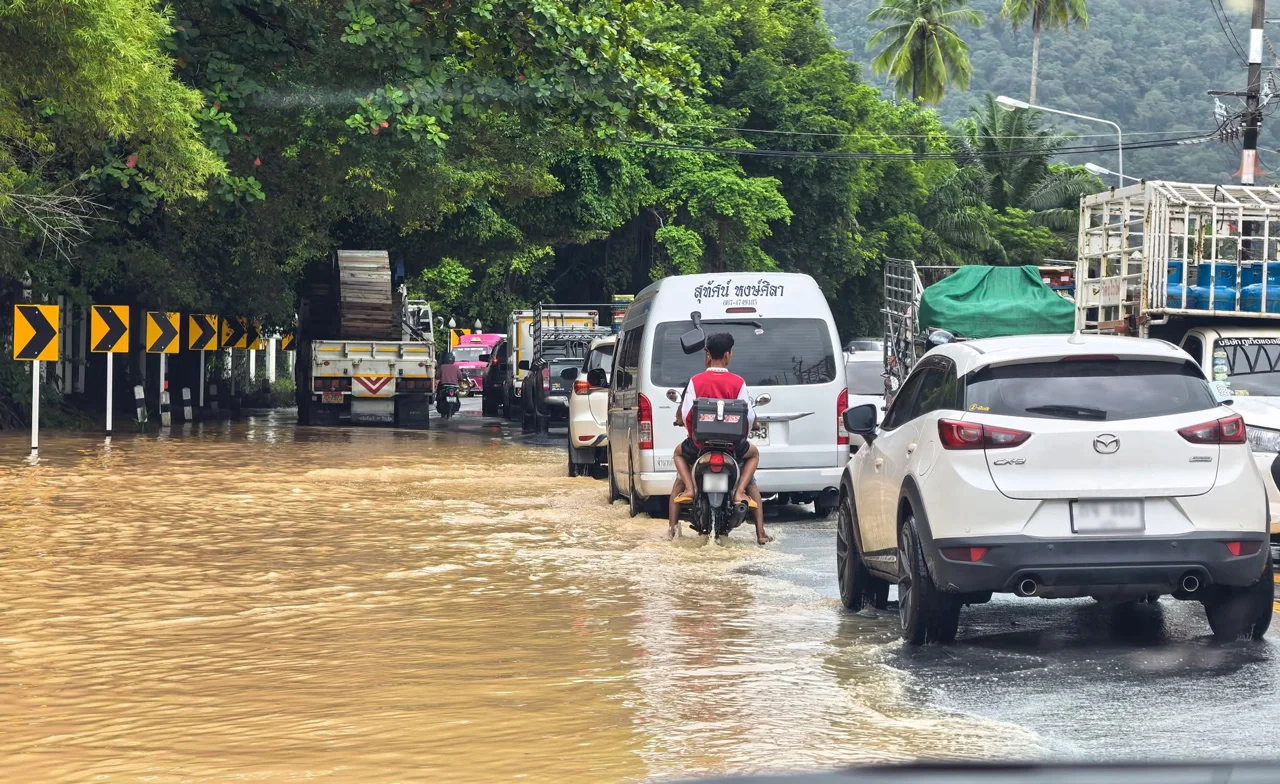 น้ำท่วมภูเก็ต กระทบกว่า 100 ครัวเรือน เร่งเก็บกวาดป่าตอง-กะทู้ น้ำท่วมภูเก็ต กระทบกว่า 100 ครัวเรือน เร่งเก็บกวาดป่าตอง-กะทู้