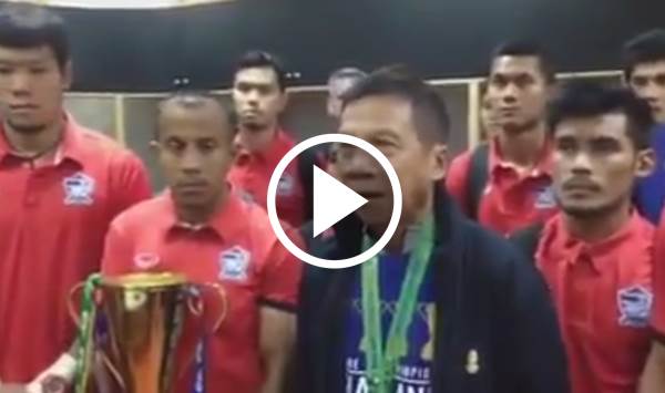 นักบอลไทย ทูลเกล้าฯถวายถ้วยแชมป์ ซูซูกิคัพ แด่ในหลวง (มีคลิป)