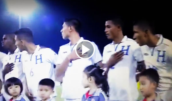 (คลิป) เพลงอะไรน่ะ !! แข้งฮอนดูรัส เป็นงงทีมงานคิงส์คัพเปิดเพลงชาติผิด