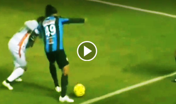 ลวดลายบนฟลอร์หญ้า!! โรนัลดินโญ่ โชว์คล้องบอลลอดขา ชิ่งเท้าคู่แข่ง ก่อนเล่นต่อ (มีคลิป)