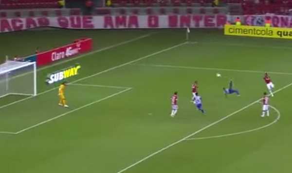 เพอร์เฟคเกินไป!! แข้งบราซิล โชว์จักรยานอากาศ ระดับมหัศจรรย์ (มีคลิป)