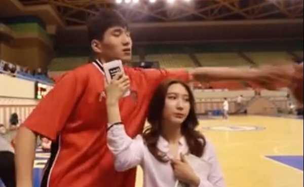 หล่อได้โล่ห์!! นักบาสหนุ่มเอื้อมปัดลูก ก่อนจะโดนนักข่าวสาว ขณะสัมภาษณ์ (มีคลิป) หล่อได้โล่ห์!! นักบาสหนุ่มเอื้อมปัดลูก ก่อนจะโดนนักข่าวสาว ขณะสัมภาษณ์ (มีคลิป)
