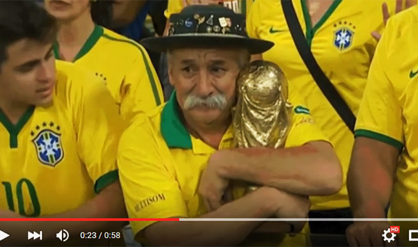 ลาโลกแล้ว !! แฟนบอลบราซิลคนดังกอดถ้วยบอลโลกเสียชีวิตในวัย 60 ปี (มีคลิป)