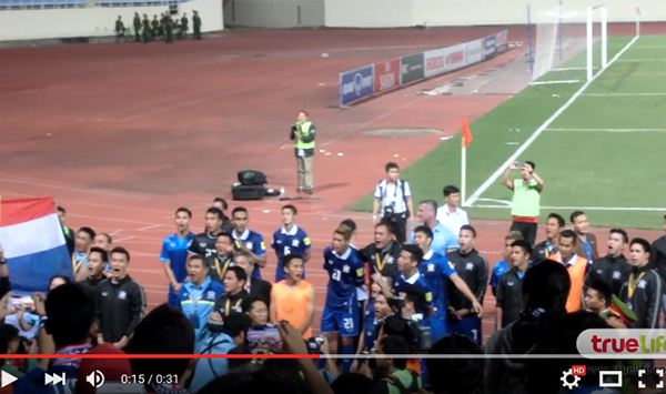 ฟินตายเลย !! นักเตะไทยร่วมร้องเพลงเชียร์ไทยกับแฟนบอลหลังจบเกม (มีคลิป)