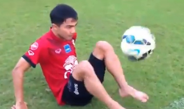 ตอนท้ายอย่างพีค!! เมสซี่เจ โชว์สกิลนั่งเดาะบอล ณ แคมป์ซ้อมแข้งไทย U23 (มีคลิป)