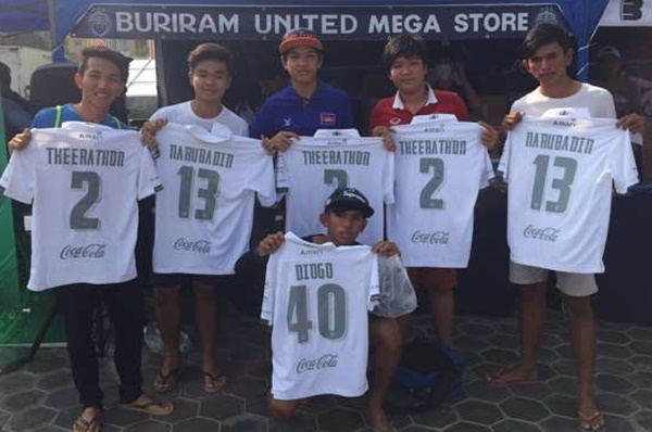 เกลี้ยงจ้า!! สุดฮอต แฟนบอลกัมพูชา แห่ซื้อเสื้อ บุรีรัมย์ ยูไนเต็ด หมด 6000 ตัว