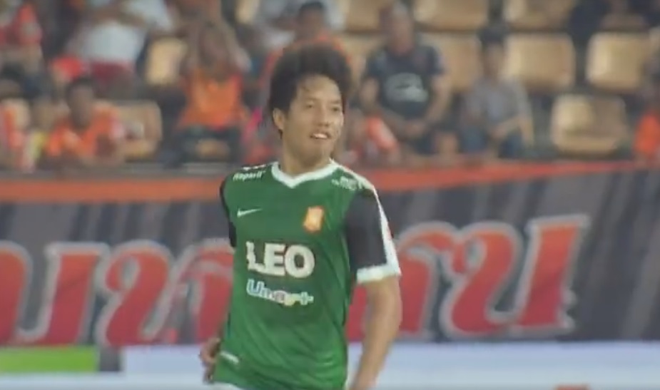 ดราม่าทดเจ็บ!! เต๋าดินโญ่ ซูเปอร์ซับท้ายเกม บีจีบุกเชือดสวาทแคท 2-1 (มีคลิป)