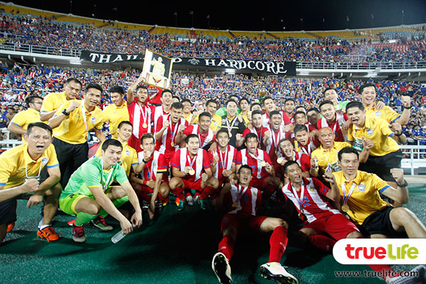 คลิปแฟนบอลไทย ชวนนักเตะร่วมร้องเพลง We Support Thailand คลิปแฟนบอลไทย ชวนนักเตะร่วมร้องเพลง We Support Thailand