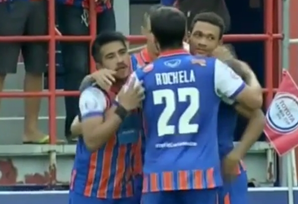 งดงามตามท้องเรื่อง! ธนา เตะมุมปั่นโค้งๆ บอลเสียบเสาเข้าประตู เกมลีกคัพ (มีคลิป)